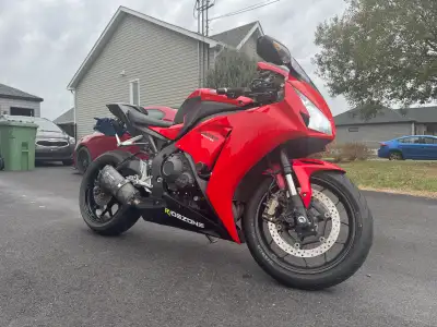Superbe CBR1000RR Beaucoup de modifications avec produits haute qualité, aucun produit chinois autre...