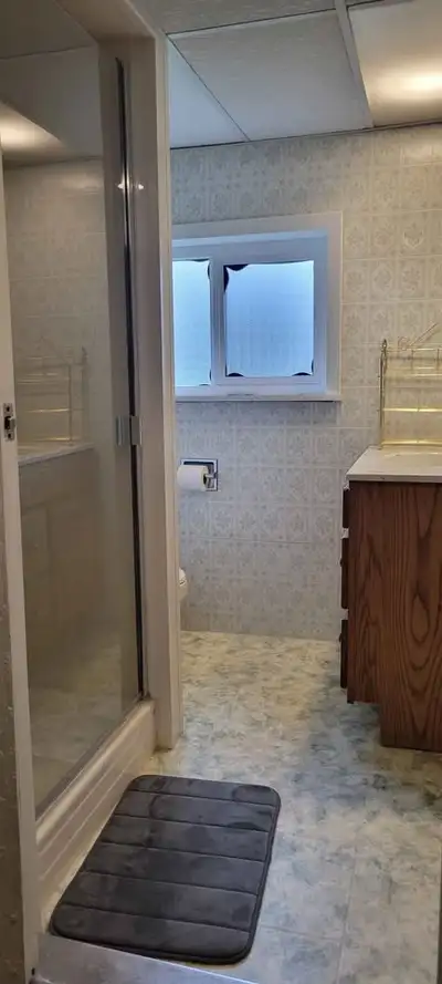 Room for Rent walking distance to St Michaels University College, Camosun, and Hillside Malll. 10min...