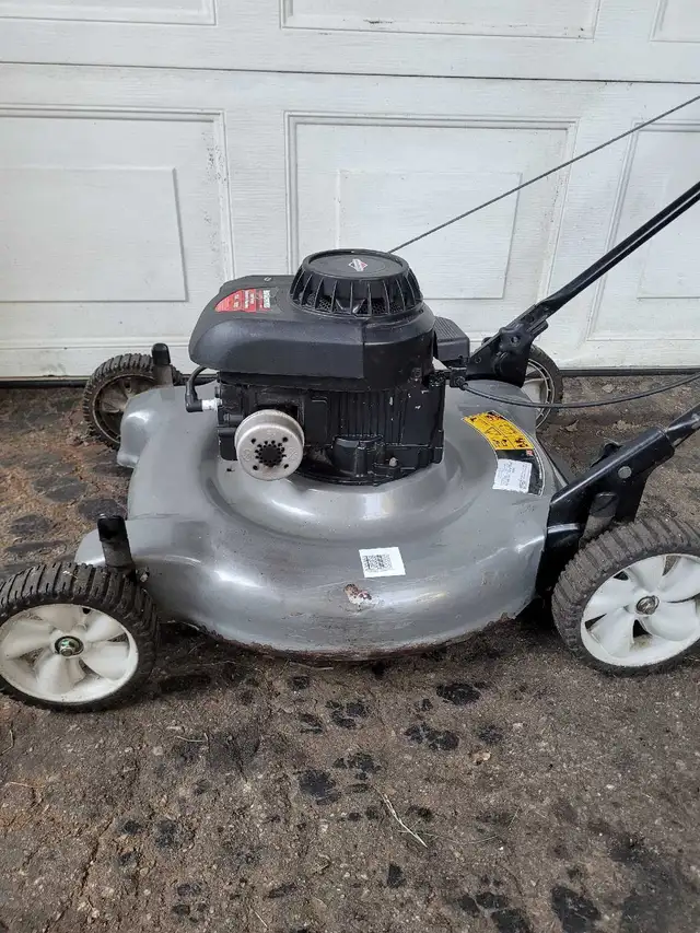 Yard machines push mower  in Lawnmowers & Leaf Blowers in Kitchener / Waterloo - Image 5