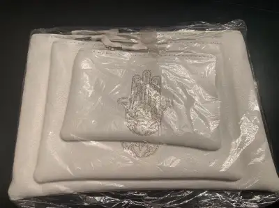 Brand new set of 3 different-sized bags with hands (hamsas) in white. Can store make-up, jewellery o...