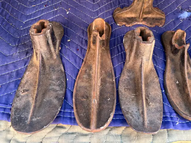 ANTIQUE SHOE REPAIR STAND + 6 SHOE INSERTS - CAST IRON in Arts & Collectibles in Mississauga / Peel Region - Image 4