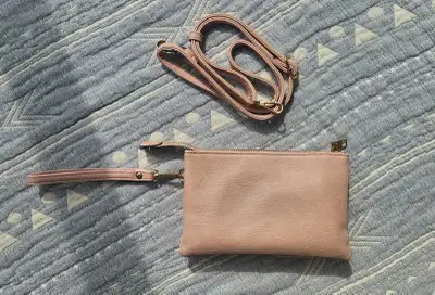 • Rose pâle • Plusieurs compartiments • Vegan • Intérieur tissu motif • Style pochette et bandoulièr...
