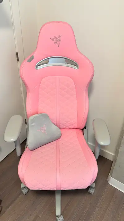 Gaming chair, pink - Moving sale, View more
