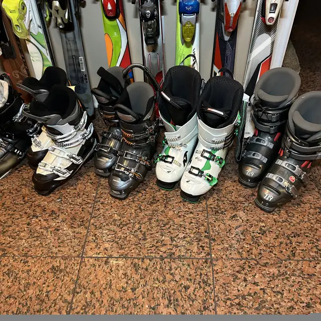 Man’s and women’s ski and boots in Ski in Markham / York Region - Image 6