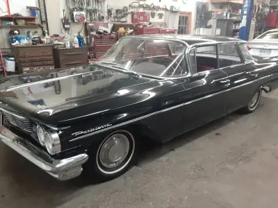 Beautiful head turner 1960 Pontiac Parisienne flat top (4 dr. hardtop). 6 cyl. 3 speed standard. Sho...