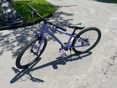Stunning purple Cannondale Quick 24 kids bike has lightweight aluminum frame with rigid fork. This 7...