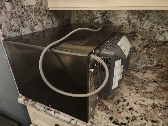 KitchenAid microwave oven in Microwaves & Cookers in City of Toronto - Image 4