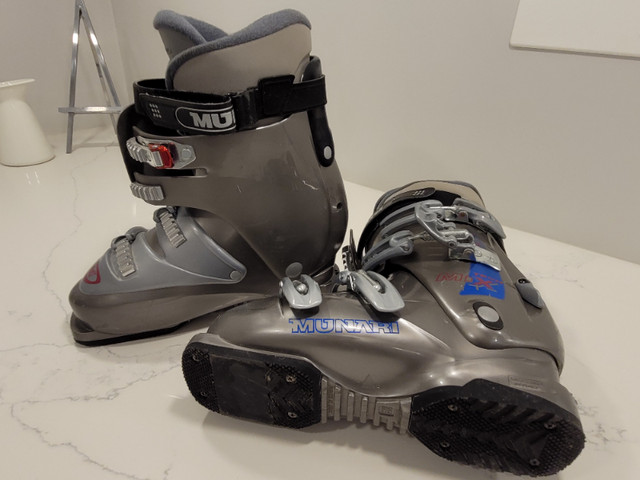 Womans Munari ski boots in Ski in City of Toronto - Image 2