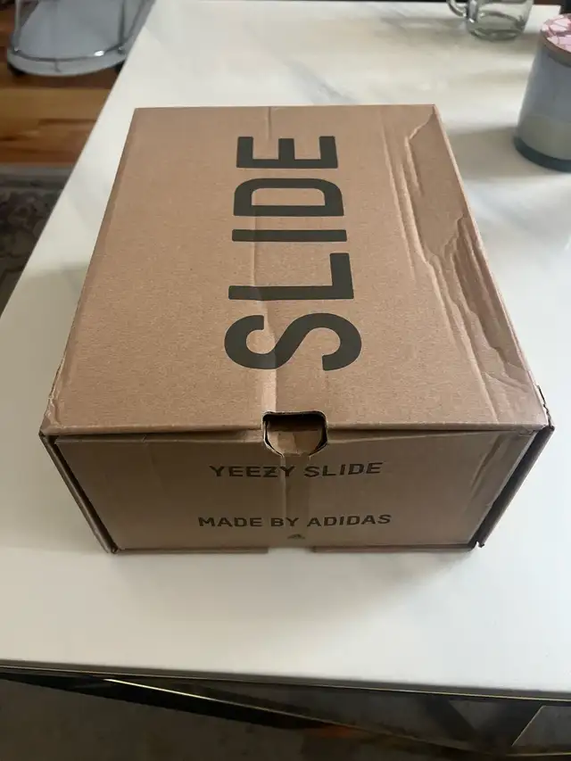 Yeezy slides Bone in Men's Shoes in City of Montréal - Image 2