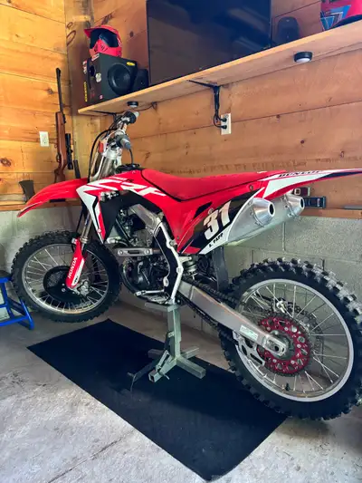 Looking to sell my pristine condition 2018 CRF250R. Bike is absolutely immaculate must be seen in pe...