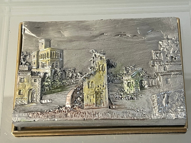 Framed bas-relief sculpture BUILDINGS SILVER & GOLD 35.5"X31.5" in Arts & Collectibles in Longueuil / South Shore - Image 2