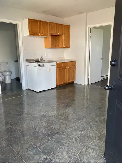 FOR RENT – $1,100/MONTH – EVERYTHING INCLUDED Available Oct 1 Bright corner apartment located right...