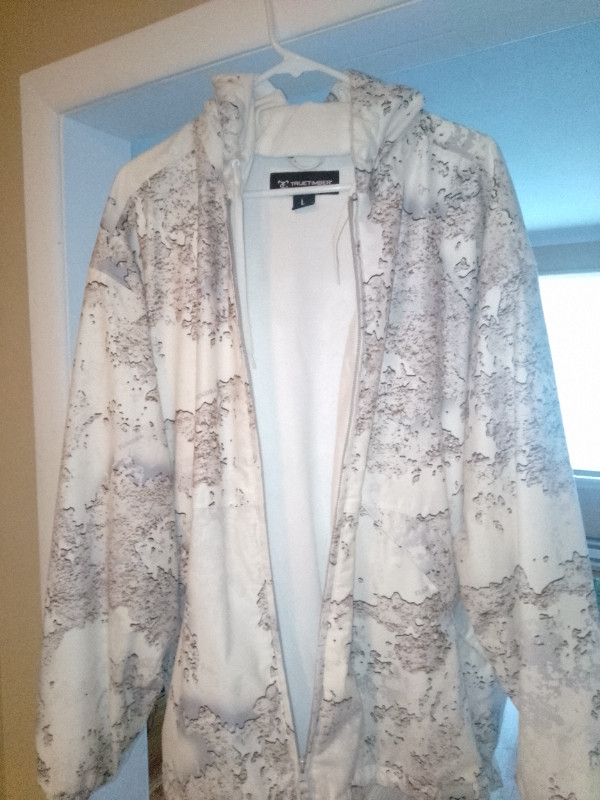White Camouflage Hunting Jacket Size L in Men's in Winnipeg - Image 3