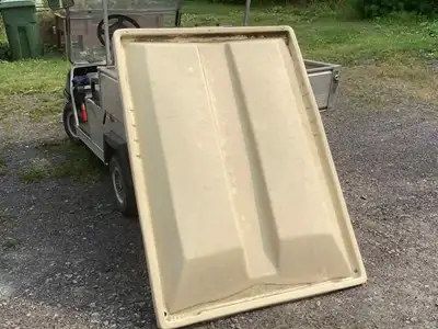 Toit de car de golf. Il est un peu abimé (voir photo). Il mesure 56 X 42 pouces. Il est en plastique...