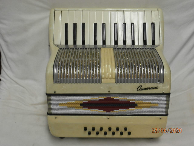 Camerano 12 bass piano accordion mod.270/73 1970-1980 cream marb in Amps & Pedals in Stratford - Image 2