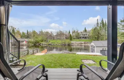 Bord de l’eau à vendre au Lac St-Joseph , situé sur la Rivière aux Pins , cette maison a été complèt...