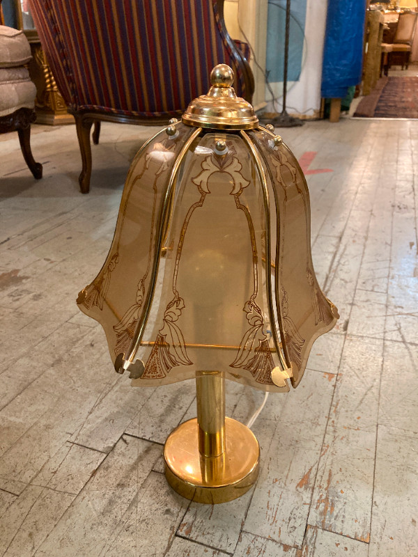 Lampe de table vintage 1980 en verre laiton moderne dans Art et objets de collection  à Ville de Montréal