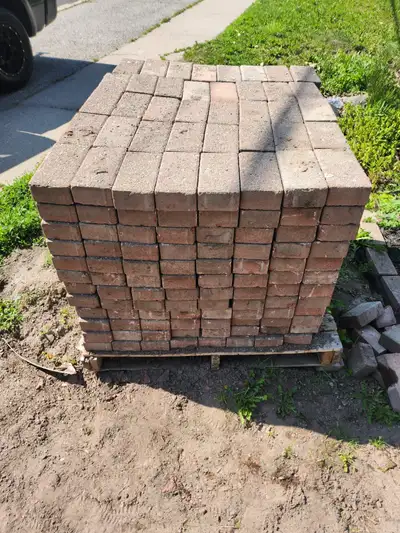 3283 peices 9 x 4 x 2.5 is the size of the brick About 820 sq ft