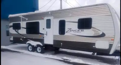 Roulotte CrossRoads Zinger modèle ZT30RK, 2014 30 pieds, très belle roulotte en parfait condition, b...