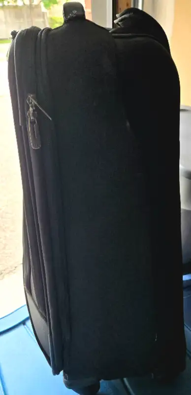 Tech Black and grey suitcase in Bags & Luggage in Mississauga / Peel Region - Image 3