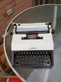 Underwood 450 Typewriter with Case