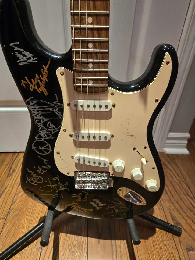 SQUIRE STRATOCASTER ELECTRIC GUITAR Fender Signed in Guitars in Ottawa - Image 3