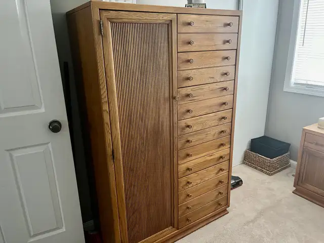 Tall Stand Up Dresser in Dressers & Wardrobes in Oakville / Halton Region - Image 2
