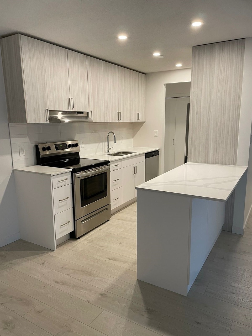 2 bedroom - 910ft - Spacious 2 Bedroom Apartment 2