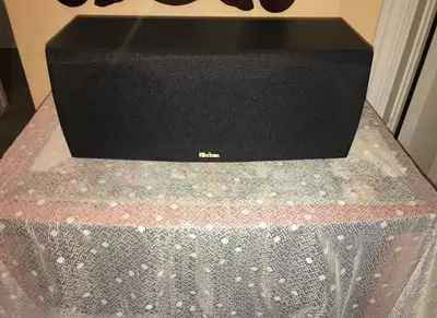 Canadian Made Axiom CTC-10 Center Channel Speaker. This Axiom CTC-10 boasts 2 x 4" Woofers and a 1/2...