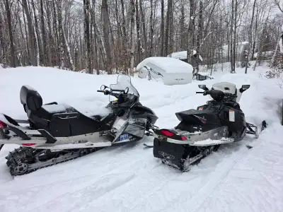 2010 Skidoo GSX 550Fan : $ 4250 -reverse -electric start -studded track -14580 km (top end was redon...