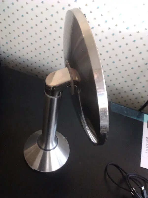 Make up Mirror by Simple Human with motion sensor in Health & Special Needs in City of Toronto - Image 5
