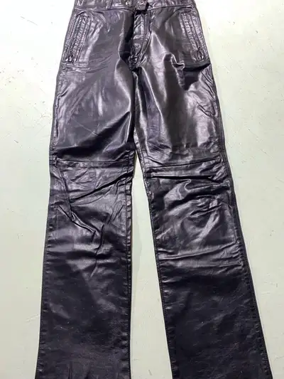 Excellent condition like new. Lined size medium with side gusset.