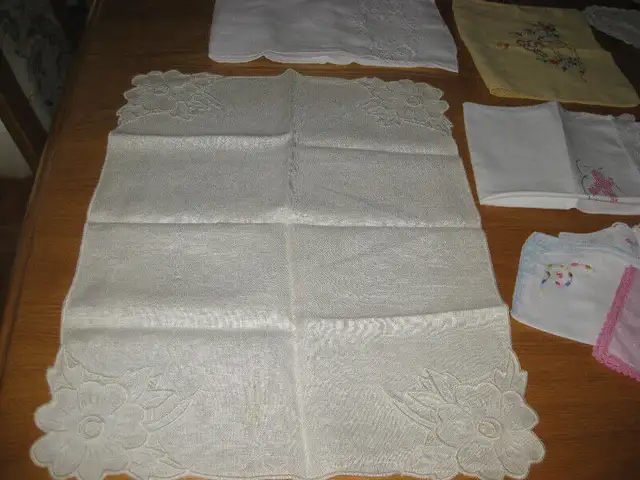 VINTAGE BELLE NAPPE POINTS RICHELIEU - SERVIETTES - BRODERIE in Arts & Collectibles in Laval / North Shore - Image 10