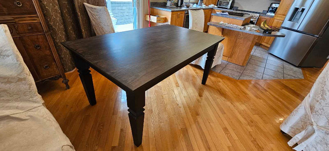 Ashley solid wood dining table. 63 inches x 39 inches dans Mobilier de salle à manger et cuisine  à Sherbrooke