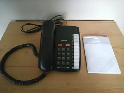 Téléphone AASTRA 9110 usagé comme neuf avec guide d'installation et d'utilisation.