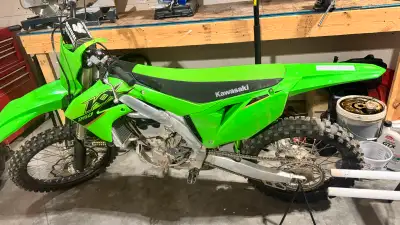 2022 Kawasaki KX 250 15 hours All stock Next to new three power modes Comes with To receiver trailer...