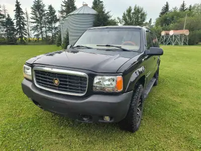 2000 Escalade, strong 350 V8, recent compression test shows 165-175 across all cylinders. 4wd works...