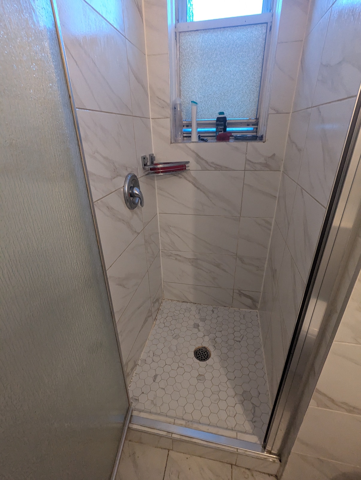 4 Beds 1 Bath ApartmentCA$650 / Month — photo 2