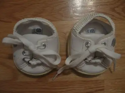 1-2- Chaussures blanches Skechers, Build-a-Bear, pour toutou, très propres et en excellent état à 8$...
