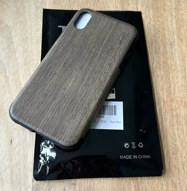 iPhone XR 64GB Black with Soft Shell Wood Grain Case in Cell Phones in Ottawa - Image 8