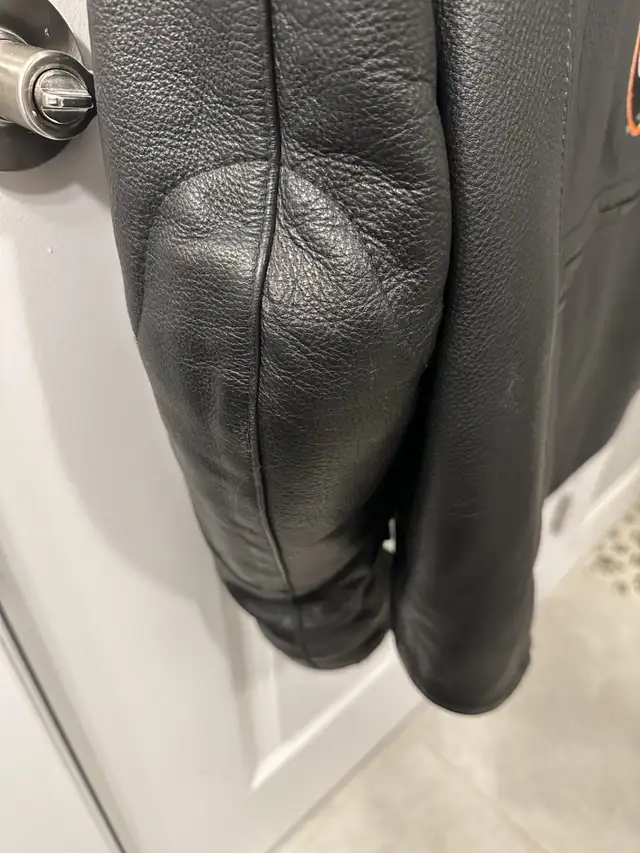 First Classic Men's Motorcycle Jacket, Medium in Men's in Belleville - Image 4