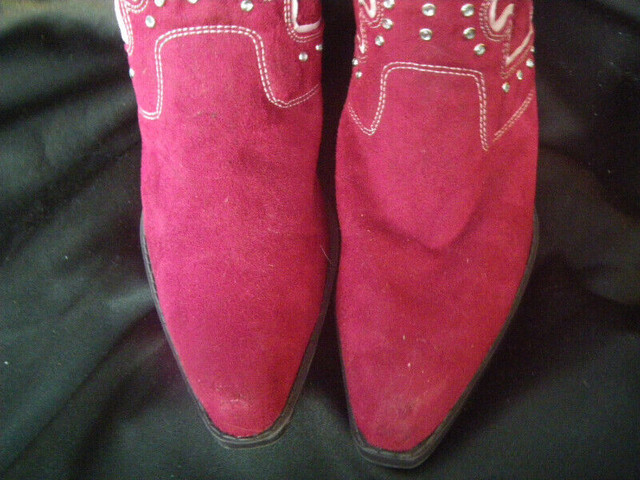 Red suede boots for women; bottes de suède rouge pour femme dans Femmes - Chaussures  à Trois-Rivières - Image 3