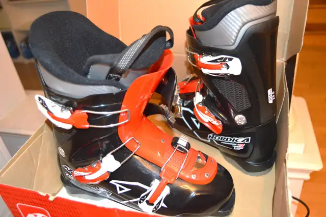 Nordica Firearrow Team 3 Youth Ski Boots - Mondo 25.5 BSL 305 mm in Ski in Markham / York Region - Image 6