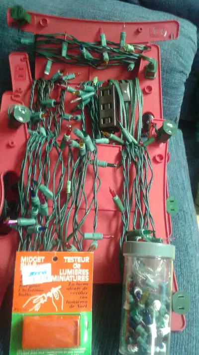 Ensemble de lumières de Noël. Huit de 20 lumières et un de 35 lumières. Extension avec prises pour m...