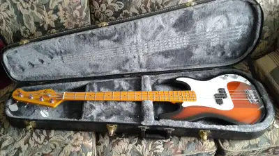 Jay Turser Vintage Series Bass Guitar w/ hardshell Case strap and pick. Both guitar and case are in...