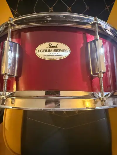 Voici une caisse claire Pearl Forum Series qui est idéale pour tout batteur à la recherche d'un son...