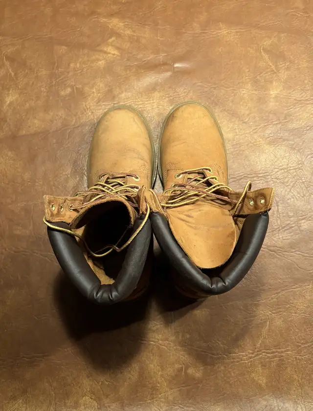 Timberland Classic Boots in Men's Shoes in Markham / York Region - Image 2
