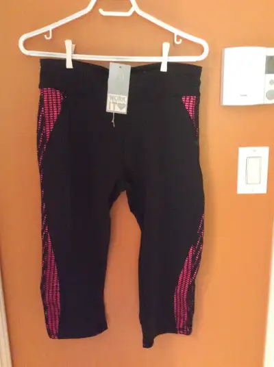 Pantalon sport 3/4 neuf grandeur L, View more