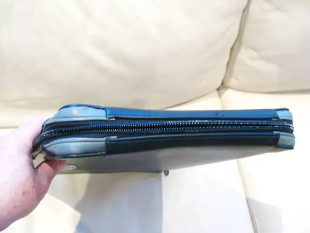 Like New Crumpler "The School Hymn" 17" Laptop Sleeve Blk/Green in Laptop Accessories in Kitchener / Waterloo - Image 5