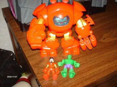 MARVEL SUPER HERO AVEC 2 FIGURINES ET MAIN GRIFFÉES TOURNANTE APPELEZ AU 514-927-7083